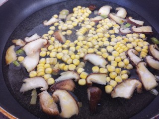 香菇鸡蛋玉米汤,再加入玉米粒