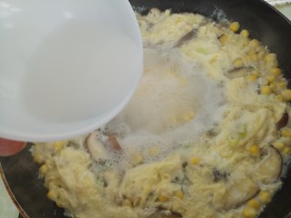 香菇鸡蛋玉米汤,再加入调好的水淀粉，水淀粉是用一勺淀粉和两勺水，调成的
