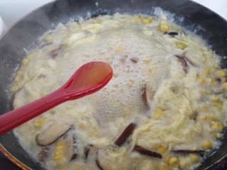 香菇鸡蛋玉米汤,一勺鲜鸡汁