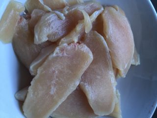 低脂晚餐之嫩溜鸡片,鸡胸肉趁未完全解冻时切成薄片，可以与肌肉纹理垂直的方向来切。