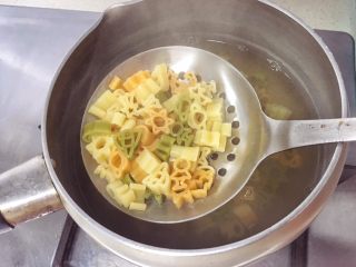 宝宝辅食12M➕：玉米虾仁意面,准备一个小锅，水烧开后放入意面，转中小火煮熟后捞出淋干水分备用