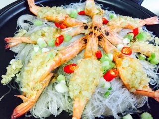 富贵花开虾,把葱花和小米椒洒在虾与虾之间点缀