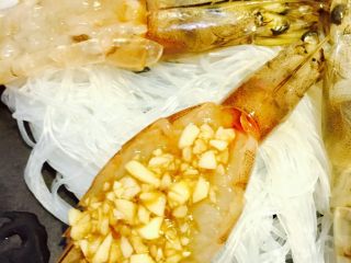 富贵花开虾,把调好味的蒜蓉均匀铺在虾背上