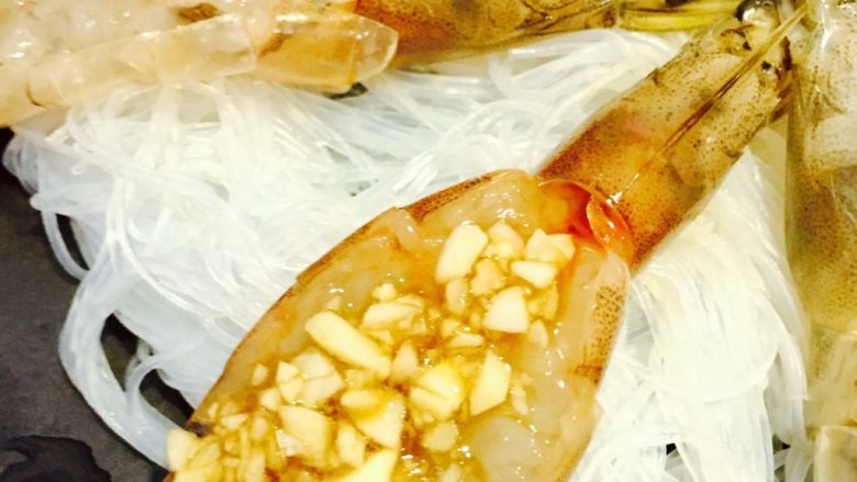 富贵花开虾,把调好味的蒜蓉均匀铺在虾背上