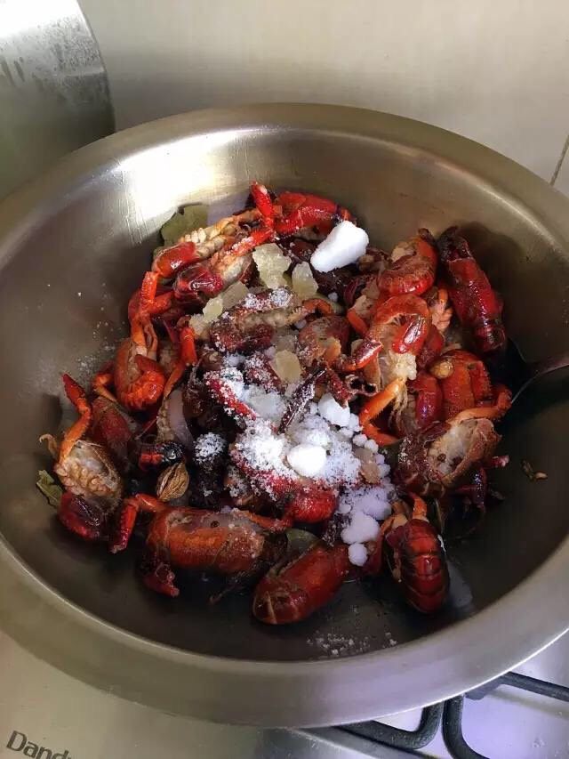 啤酒麻辣小龙虾,整体炸出香味后放进处理好的小龙虾进去翻炒。待龙虾全部炒变色，并且尾部向里卷起，将白糖、冰糖一起倒进去翻炒均匀。