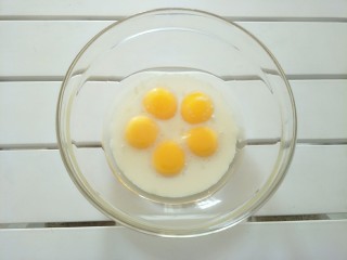 香葱肉松蛋糕卷,鸡蛋分离，蛋黄里加入玉米油、牛奶