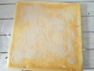 香葱肉松蛋糕卷,放置温热的时候表面盖一张保鲜膜或油布，翻过来抹上适量沙拉酱