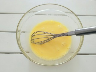 香葱肉松蛋糕卷,用手抽搅拌均匀