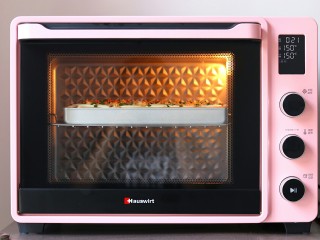 香葱肉松蛋糕卷,入烤箱中层150度烤25-30分钟左右，具体时间温度参考自家烤箱哦！