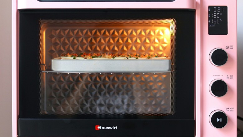 香葱肉松蛋糕卷,入烤箱中层150度烤25-30分钟左右，具体时间温度参考自家烤箱哦！