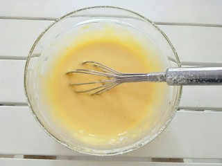 香葱肉松蛋糕卷,筛入低筋面粉搅拌均匀，放一旁备用