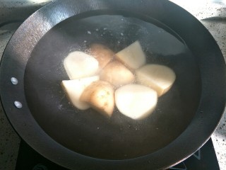 芝士焗土豆泥,土豆放锅里煮熟或者蒸熟，小土豆直接一整个煮，大土豆可以像我这样切块
