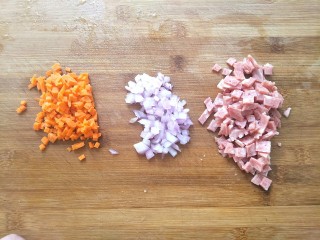 芝士焗土豆泥,培根、胡萝卜、洋葱切小块