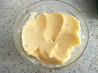 芝士焗土豆泥,黄油不用提前融化，土豆泥是热的，很快就化开了