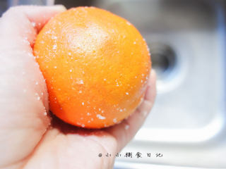 橙香无油无糖磨牙棒,用盐将橙子皮搓洗一下