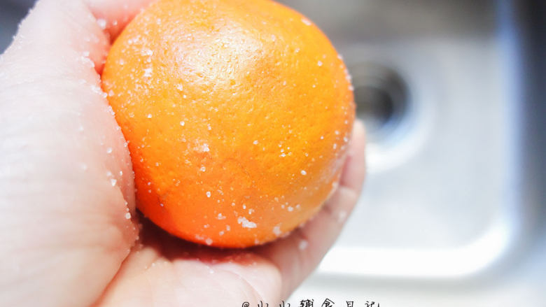 橙香无油无糖磨牙棒,用盐将橙子皮搓洗一下