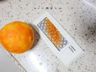 橙香无油无糖磨牙棒,用这个擦子把橙子最外层皮擦下来，不要擦到白色的部分会有苦味