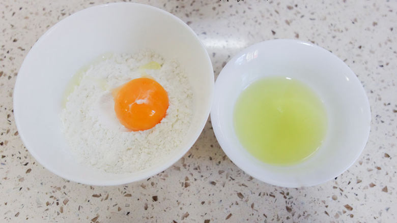 橙香无油无糖磨牙棒,	面粉加鸡蛋分离出的一个蛋黄混合