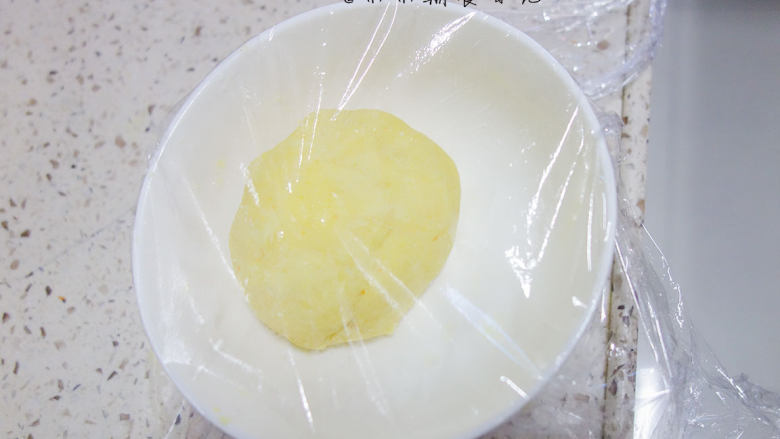 橙香无油无糖磨牙棒,将面团揉成不沾手的面团，因为面粉的吸水性不同所以要根据面团的情况增减水分，盖上保鲜膜松弛15分钟
