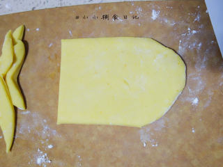 橙香无油无糖磨牙棒,将面团擀成0.5cm的面片，
