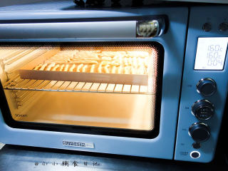 橙香无油无糖磨牙棒,烤箱预热160度，烤20分钟左右，时间根据面团的粗细决定，粗的话要延长时间，里外都是脆的就可以了