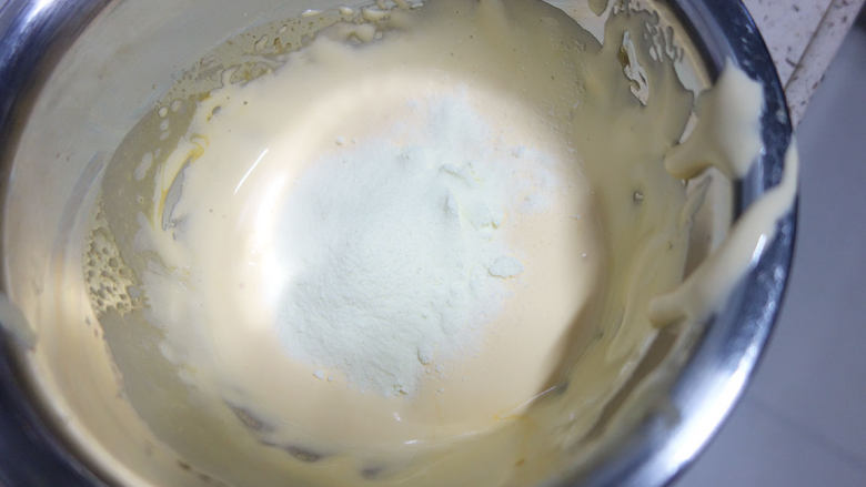 8个月以上辅食蛋黄溶豆,筛入婴儿奶粉