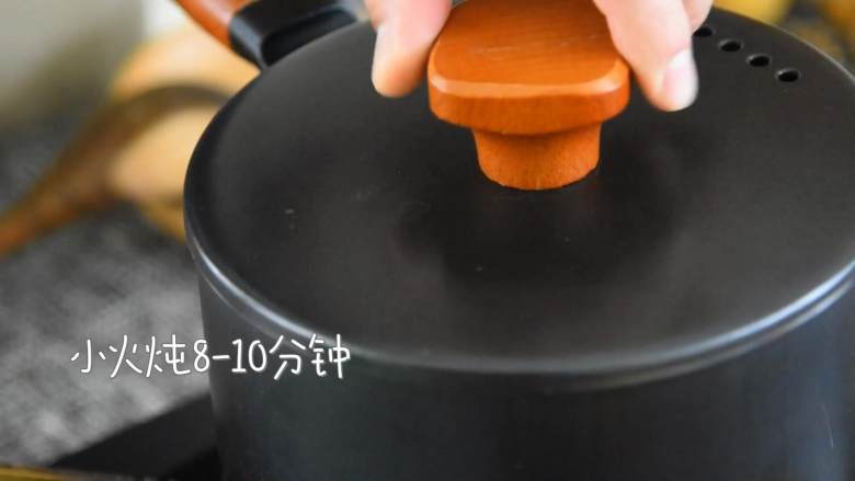 桂圆红枣鸡蛋糖水—一碗暖心又暖胃，尤其适合女生的糖水,小火炖8-10分钟。