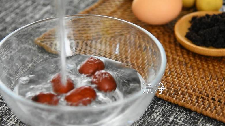 桂圆红枣鸡蛋糖水—一碗暖心又暖胃，尤其适合女生的糖水,红枣凉水洗净。