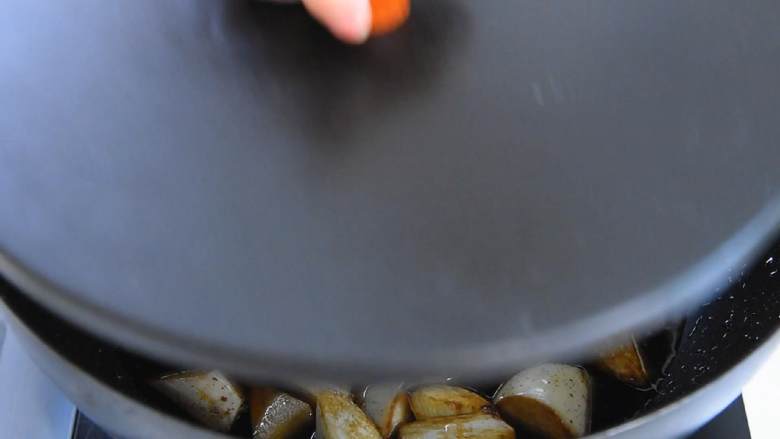 油焖茭白—浓油赤酱的本帮素菜,倒入少量清水，转中火焖煮5分钟。