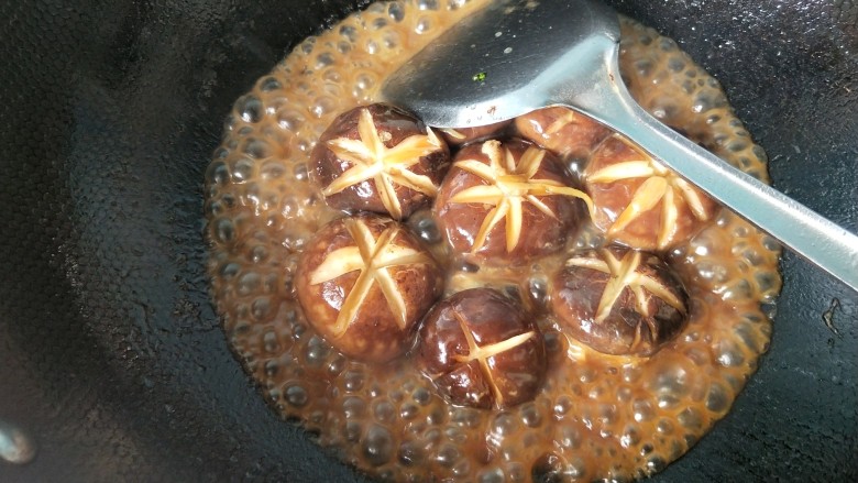 肉沫酿香菇盒子,汤汁变浓，倒入事先准备的淀粉水，收汁。