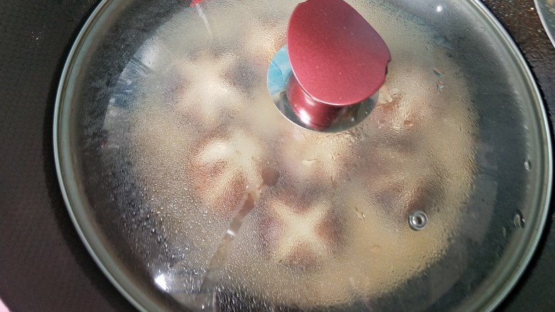 肉沫酿香菇盒子,转中火，盖上锅盖焖三分钟。