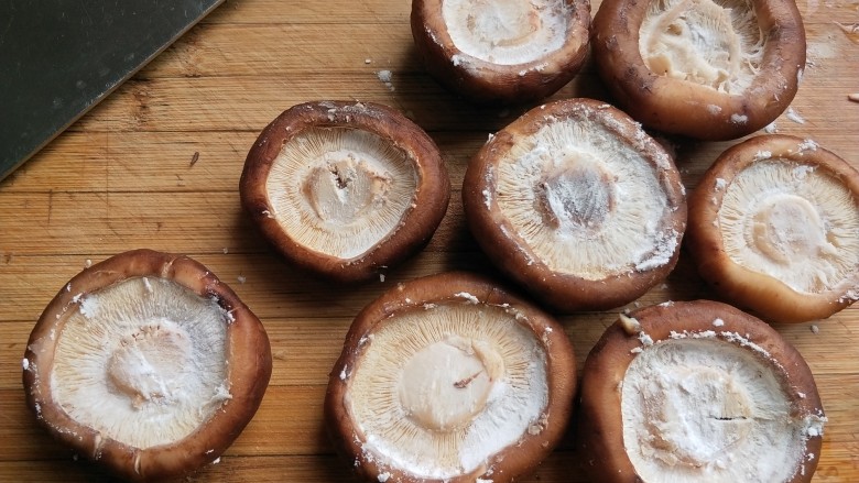肉沫酿香菇盒子,每一个香菇都放一点淀粉，再用清水抹一下。