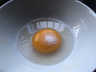 低脂晚餐之农家丝瓜煲,鸭蛋里放入一半盐，滴一半料酒，打匀。