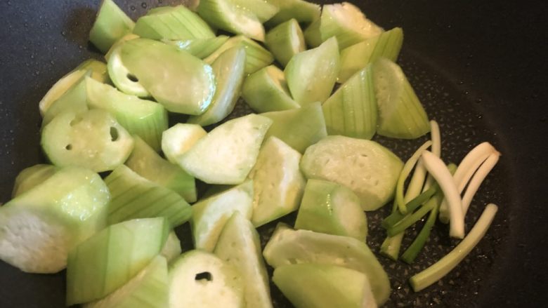 低脂晚餐之农家丝瓜煲,倒入丝瓜块与葱白，翻炒均匀。