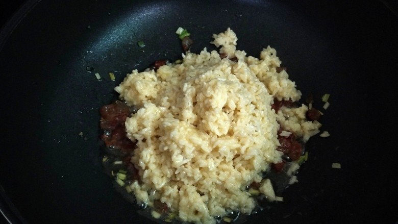 蛋炒饭~粒粒分明，Q弹有嚼劲,下裹着蛋液的米饭