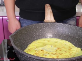 拌鸡蛋,搅拌均匀的鸡蛋放入锅中，弄成一个圆，静置1分钟