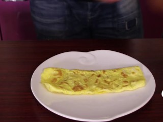 拌鸡蛋,鸡蛋完全凝固时翻面静置30秒，装盘盛出
