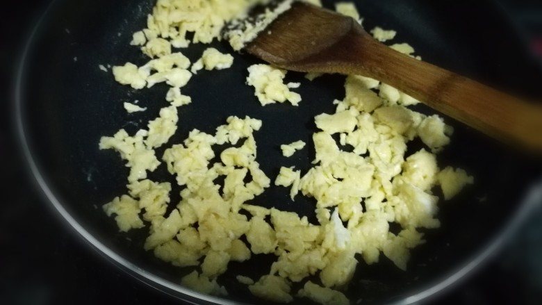 鸡蛋炸酱面,用铲子把蛋饼压碎碎的，盛出