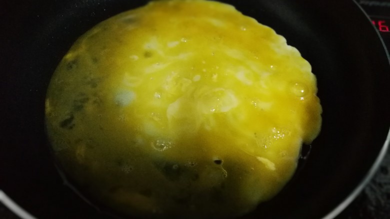 鸡蛋炸酱面,油温升起后，倒入蛋液，摊成鸡蛋饼