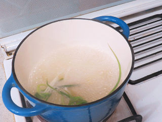 夏日清爽下酒小菜【盐水虾】,水开后，放入姜片和小葱结
