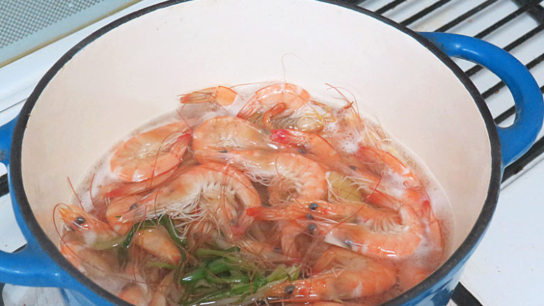 夏日清爽下酒小菜【盐水虾】,放入虾，煮至变色，大概2-3分钟