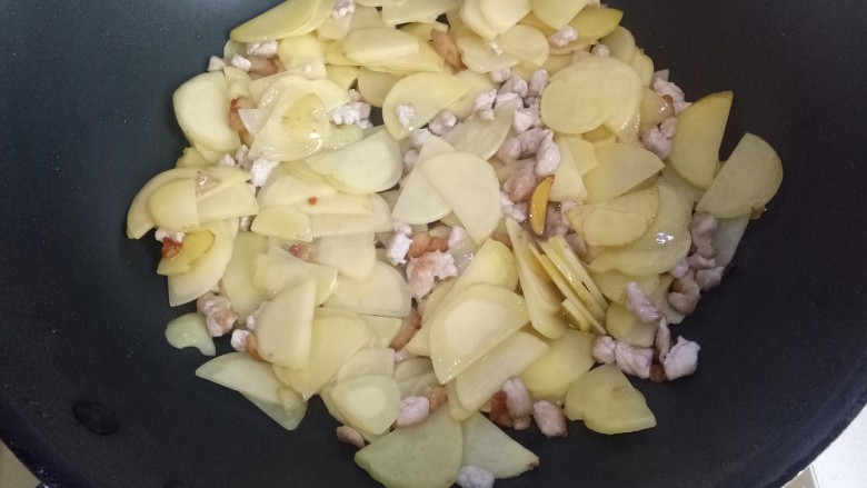 家常干煸土豆,翻炒，一定要用不粘的锅，这道菜如果锅粘会痛苦的要死，最后都糊到锅上了。