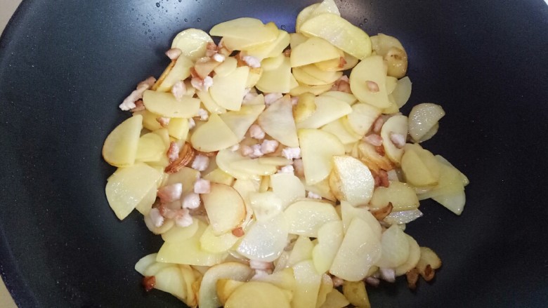 家常干煸土豆,放适量盐 孜然粉调味即可