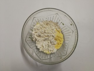 艾叶鸡蛋卷饼,玉米面粉和面粉，白糖放入碗里