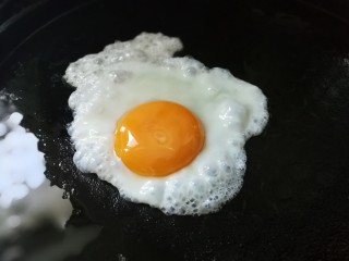 艾叶鸡蛋卷饼,煎一颗鸡蛋