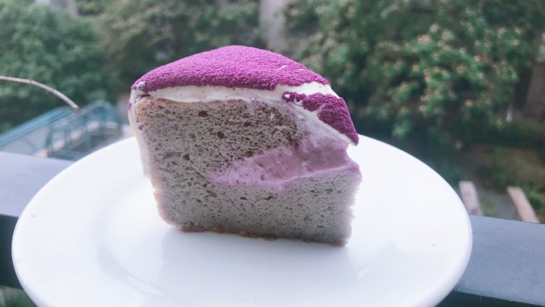 紫薯奶酪夹馅云朵蛋糕,侧面切图