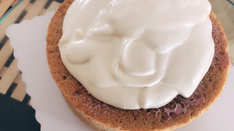 紫薯奶酪夹馅云朵蛋糕,淋面直接倒在蛋糕表面中间