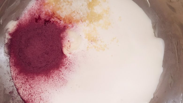 紫薯奶酪夹馅云朵蛋糕,做夹馅，室温软化的<a style='color:red;display:inline-block;' href='/shicai/ 48598'>奶油奶酪</a>，加入奶油、糖、紫薯粉，一起打发