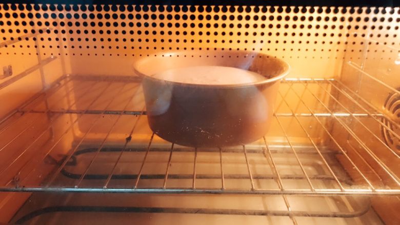 紫薯奶酪夹馅云朵蛋糕,入模具，震盘一次，不要震太多以免凹底。上火160下火140烤35-40分钟