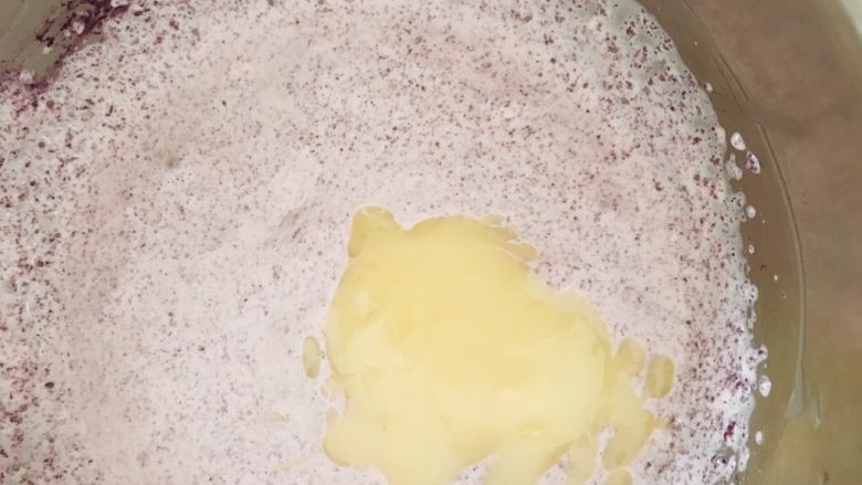 紫薯奶酪夹馅云朵蛋糕,混合均匀、体积稍稍膨胀一点，就加入甘纳许，继续打发一小会儿